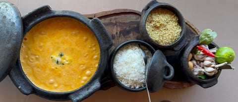 Mesa posta com moqueca, pirão, arroz e farofa no Restaurante Convés