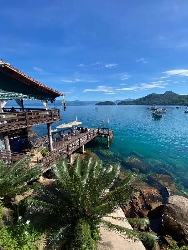 Pousada e Restaurante Convés vista do mar, construída sobre as pedras da Enseada de Araçatiba